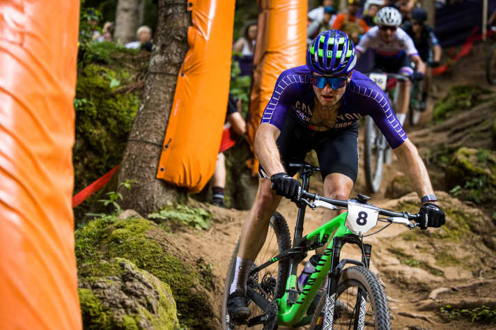 Luca Schwarzbauer hat sich auf Shorttrack spezialisiert, fuhr 2023 aber auch in der olympischen Disziplin XCO regelmäßig starke Ergebnisse ein. Seinen Vertrag mit Canyon hat der Deutsche nun bis 2026 verlängert.