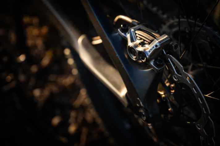 Der Enduro-Bremssattel der neuen Shimano XTR setzt auf unterschiedliche Kolbengrößen.