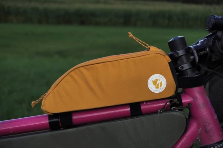 The top tube bag sits securely, even if it is "only" attached with Velcro straps. Even more stable if an upper loop is used in the front area.