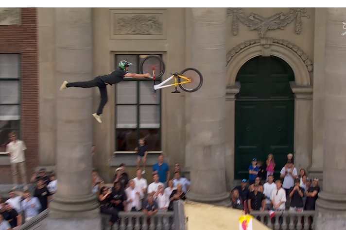 Das Bike wirbelt, Pim Scheers fliegt hinterher.