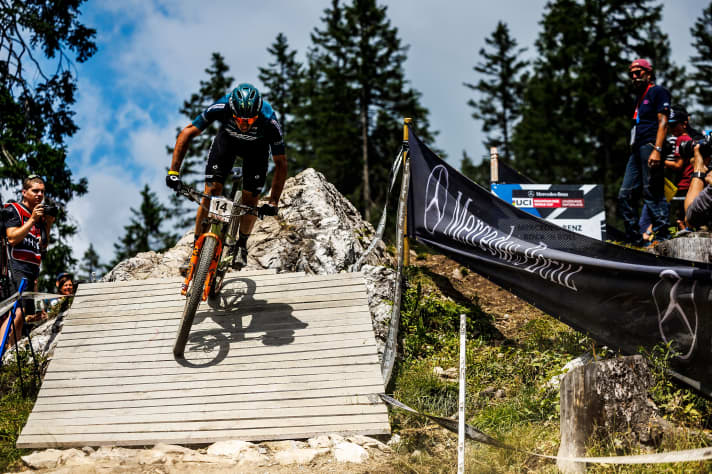 Überraschungssieger: Nachdem sich Schurter und Flückiger gegenseitig aus dem Rennen nahmen, nutzte Luca Braidot seine Chance und fuhr als Erster über die Ziellinie in Lenzerheide. Dicht gefolgt von Südafrikaner Alan Hatherly
