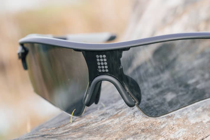 The centrally positioned light sensor does not require an additional battery. This saves weight and installation space. 