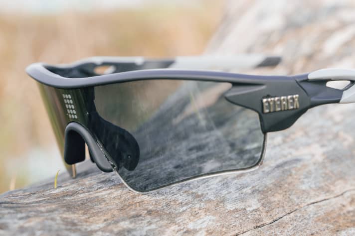 Die Form der Gläser ähnelt stark älteren Oakley-Modellen. Moderne Brillen decken in der Regel mehr Fläche ab. 