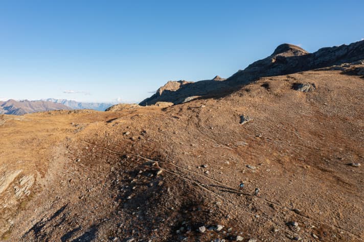 Wie gut, dass so ein Pass immer zwei Seiten hat: Die Abfahrt vom Passo Confinale, auf die Rückseite des Bernina-Massivs, ist wirklich episch.