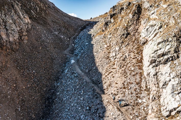 Frisch renoviert, aber dabei eben doch kein Prozent flacher geworden: der Muretto-Pass. Man kann sich vorstellen, dass man hier bei dickstem Nebel nicht vom steilen Weg abkommen möchte.
