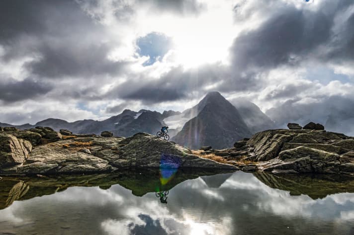 Small winter spells are also possible in the Bernina massif in summer. The sky above Fuorcla Surlej opens up for us just in time.