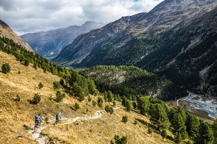 Der Trail durchs Val Roseg ist knackig bis anspruchsvoll. So bleiben uns für die letzten sieben Schotterkilometer nur noch knapp 20 Minuten. Denn die Schweizer Züge warten nicht.