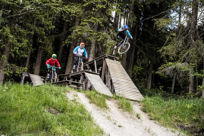 Bei den Drops muss sich manchmal auch der Bike-Papa am Riemen reißen - oder schlicht klein beigeben.