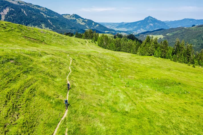 Laut neuer Verwaltungsvorschrift sind „Wege, die so schmal sind, dass bei einer Begegnung eine Partei vom Weg ins Grün treten muss, um den anderen passieren zu lassen“ ungeeignet für Radfahrer.