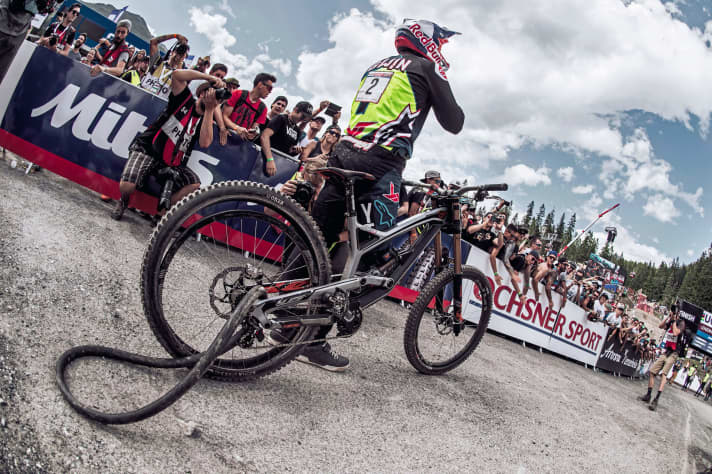   Flat tyre and clattering down into the valley on the rim? Aaron Gwin did it at the 2014 World Cup. Without a rim sponsor: bad idea!