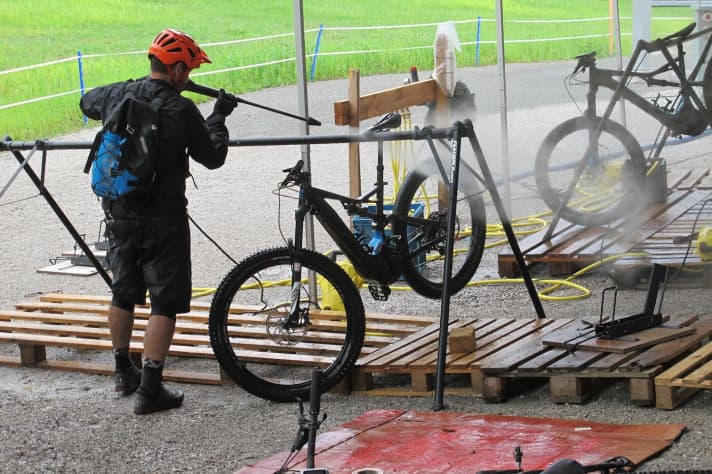   E-bikes and vapour blasters were previously at war with each other. This changes with the Specialized Turbo Levo. "You can even go diving with our battery," jokes chief developer Talavasek.