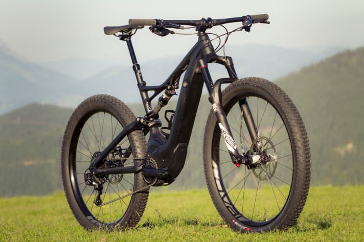   The Comp version of the Turbo Levo FSR is the entry-level model in Specialized's E-MTB Fully line. Price: 4999 euros.