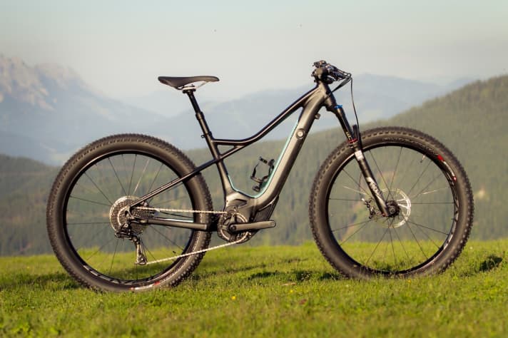   Zwei Levo-Modelle für Damen wird es geben: Ein 29-Zoll-Hardtail und ein Bike im Plus-Format („6Fattie“). Das E-MTB mit B-Plus-Reifen nennt sich Levo WMN COMP 6Fattie und kostet 3799 Euro.
