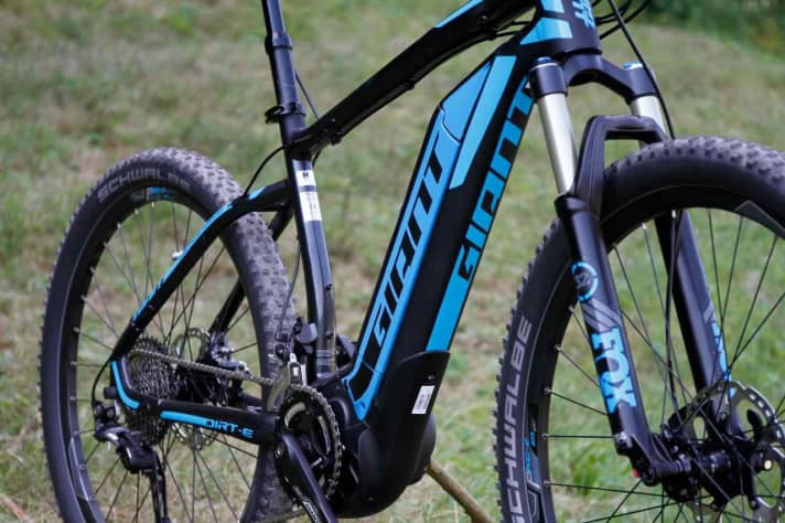   The battery of the Dirt E+ is safely stowed in the down tube above the SyncDrive mid-motor from Yamaha.