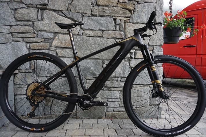   The look is discreet, but the weight is sensational: the carbon e-hardtail weighs less than 13 kilos.