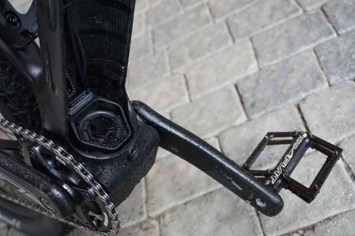   The motor power is transmitted to the gearbox by means of spur gearing.