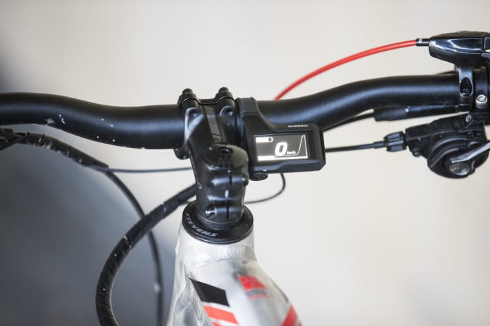   Das Display beim MTB-Steps E8000 ist klein und findet rechts vom Vorbau Platz. Es lässt sich mit nur einem Knopf bedienen.