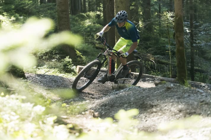   Der Shimano-Motor hat Power und die Kraftenfaltung wirkt sehr ausgewogen. Auch auf losem Schotter ist Anfahren kein Problem.