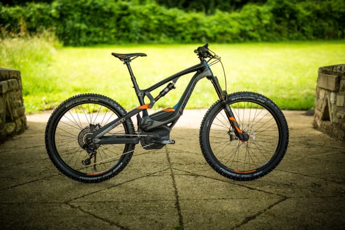   The top model: the Overvolt AM Carbon 900+ with very elegant features.