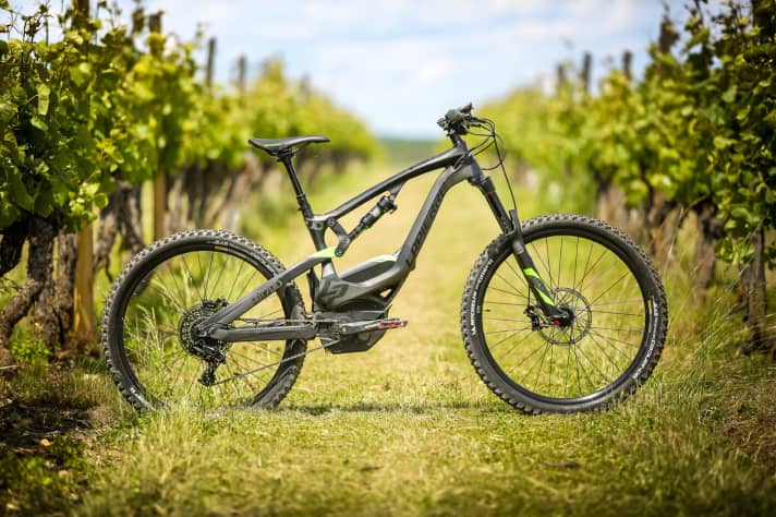   The most affordable E-MTB in the carbon series: the Lapierre Overvolt AM Carbon 700.