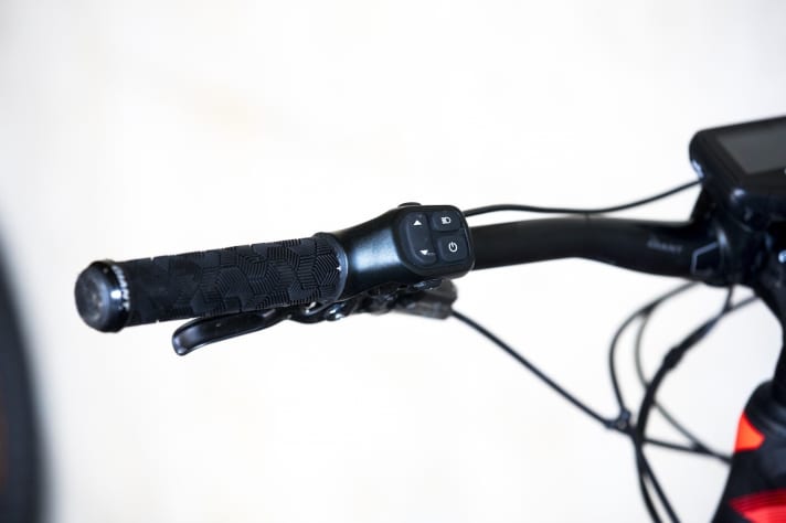   Well done: The control unit for the drive is permanently attached to the handlebar grip and is therefore easy to reach. The buttons could be more clearly labelled.