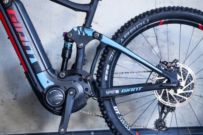   Everything from a single mould: The 500 Wh battery is located in the down tube and merges seamlessly with the motor. Changing the battery only takes seconds.