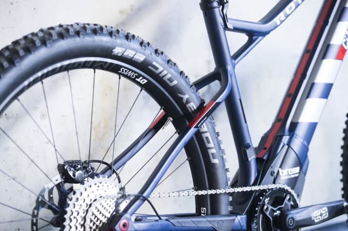   The battery is neatly integrated into the down tube and is a load-bearing element of the frame. The rear triangle has been shortened by ten millimetres.