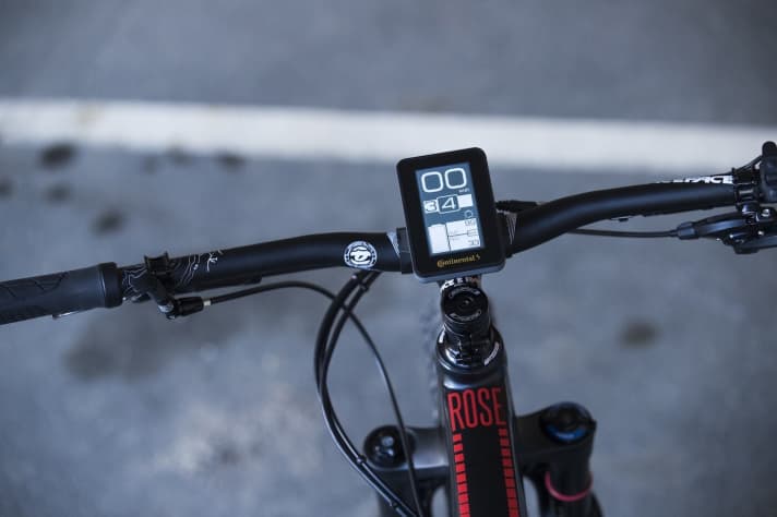   The display on Rose's e-hardtail is fixed to the handlebars and cannot be removed.