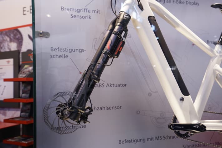   Der ABS-Aktuator, der oben an der Gabel sitzt, trennt die Verbindung zwischen Bremsgriff und Bremssattel und verhindert so ein Blockieren des Vorderrades.