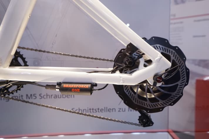   Am Eurobike-Stand sitzt der ABS-Aktuator hinten unter der Kettenstrebe. In Serie könnte er später aber auch im Rahmeninneren versteckt werden. Im Bremssattel hinten befindet sich eine Sensorik, die die Drehzahl der Bremsscheibe misst.