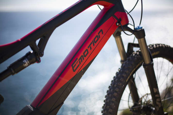   The in-house battery is housed in an aluminium casing and offers 600 Wh capacity.