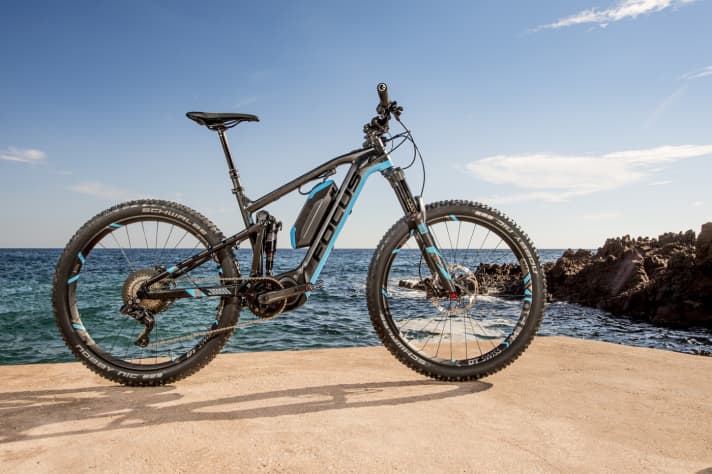   Instead of the bottle cage, there is also space in the frame for a second battery, which increases the capacity to 756 Wh. Surcharge: 500 euros.
