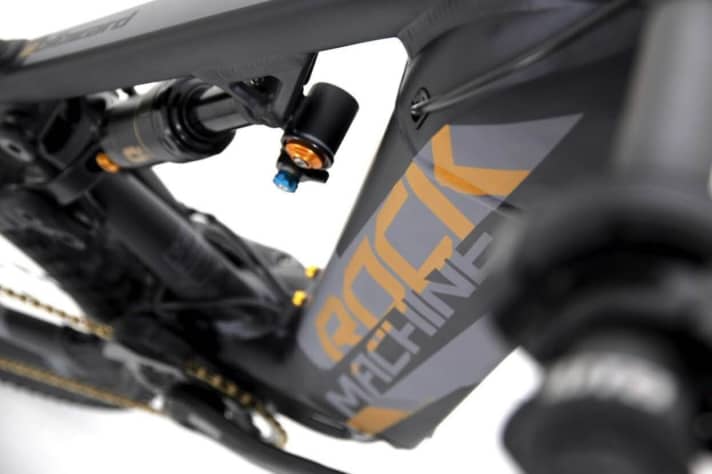   The Shimano battery with 500 Wh is hidden in the massive down tube.