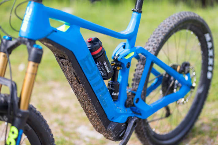   Der Akku befindet sich im Carbon-Unterrohr und kann nach unten entnommen werden.