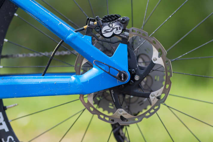   Sinnvoll: Die Shimano Saint-Stopper mit 200er-Scheiben sorgen für massig Verzögerung. Schönes Detail: Der Geschwindigkeitssensor ist in die Bremsscheibe integriert.