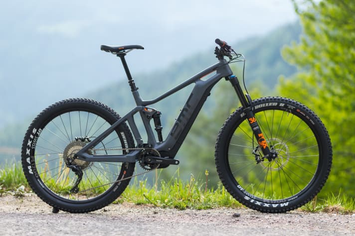   The BMC Trailfox 01 AMP TWO marks the entry level and comes with Fox Performance suspension, mechanical Shimano XT drivetrain and DT Swiss hybrid wheels.