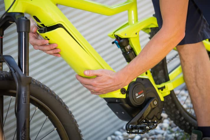   How to remove the new Bosch battery from the frame. Release the fixing...