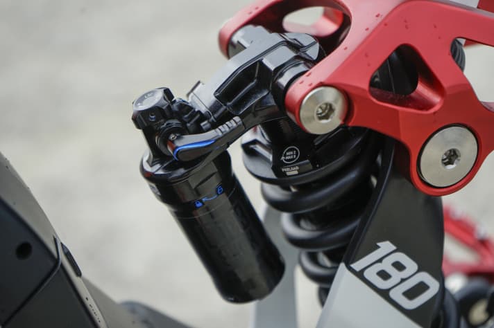   The rear suspension elicits 180 millimetres of travel from the Super Deluxe steel spring damper.