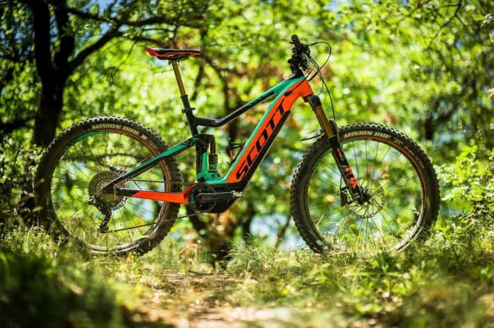   In E-MTBs wie dem neuen Scott E-Genius stecken Federgabeln mit dem Zusatz „E-Optimized“. Aber was bedeutet dieser Zusatz?