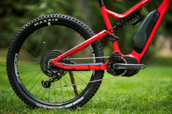   The chainstays are said to be only 444 millimetres long - a good value for an e-mountainbike.