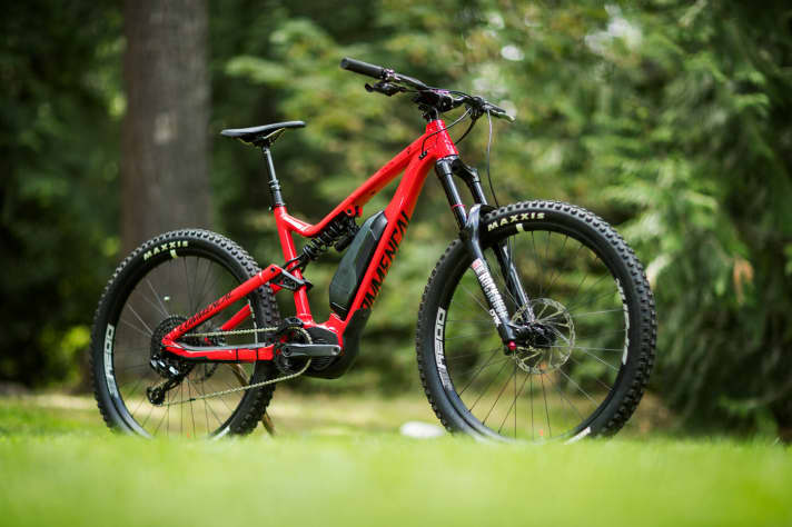   The top model Race for 5000 euros also relies on the Lyrik fork and the Super Deluxe steel shock absorber. Here, the eight gears are shifted with the Sram EX1.