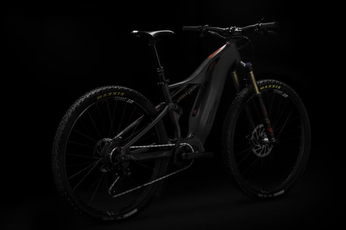   The 500 Wh battery is hidden in the slim aluminium down tube.