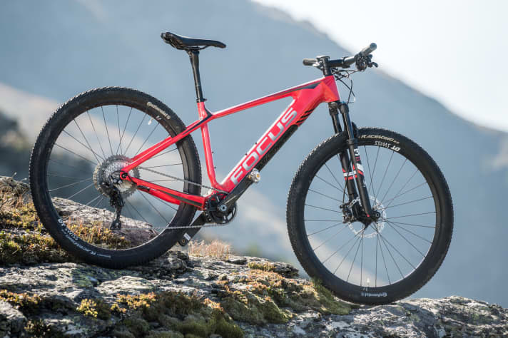   The means of transport: The <a href="e_mtb/e_mtb_news_neuheiten/e-mtb-neuheiten-focus-project-y/a32637.html" rel="noopener noreferrer">Project Y</a> is designed to maximise the range - the team drivers will probably have to change the battery several times.