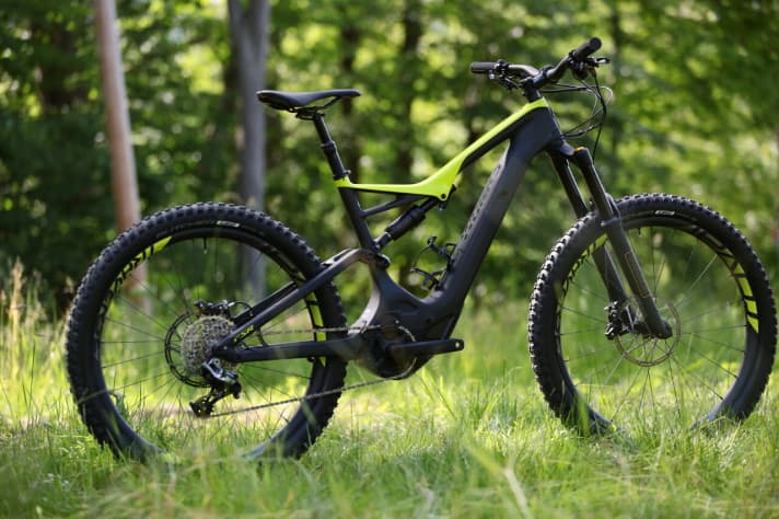   The Specialized Turbo Levo S-Works has a full carbon frame. This should not only be significantly stiffer, but also save 650 grams.