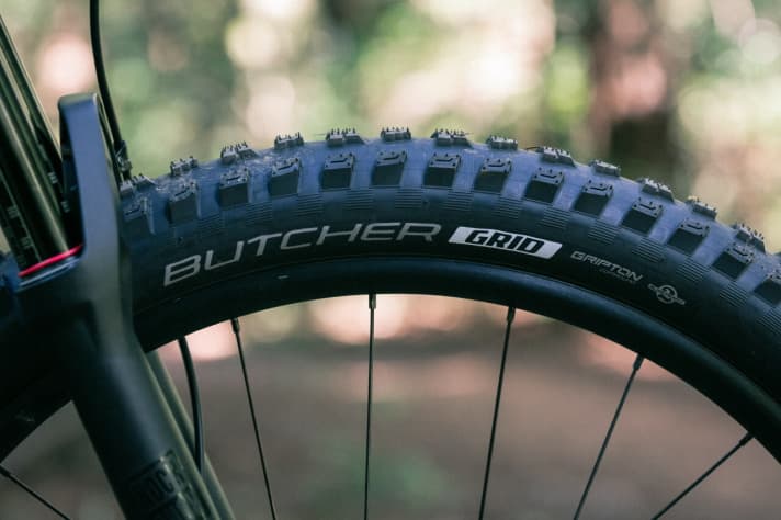   Für ein präzieres Handling und bessere Fahreigenschaften bei Nässe rollt das Levo auf 2,8 Zoll breiten Specialized-Reifen.