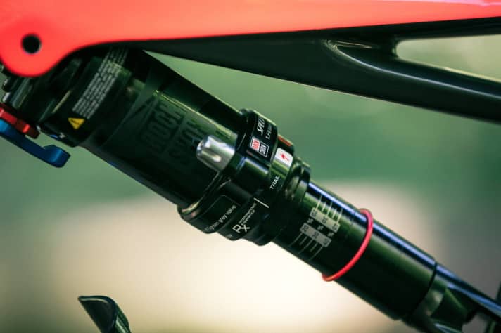   In den günstigeren Modellen verbauen die Amis ein Rock Shox-Fahrwerk. Die Auto-Sag-Funktion am Dämpfer ist von älteren Modellen bekannt.