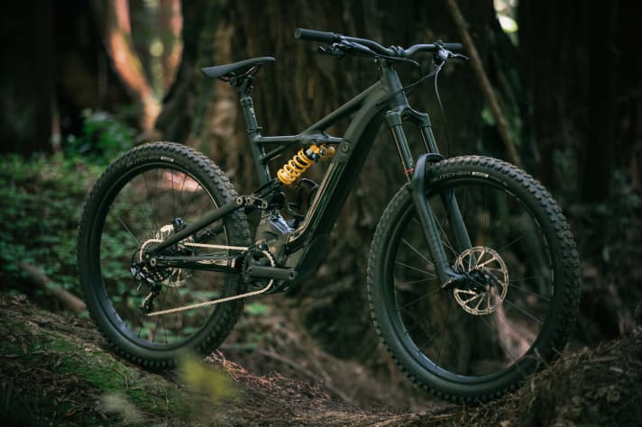   In addition to the all-black bike, there is also a turquoise-green model in the shops.