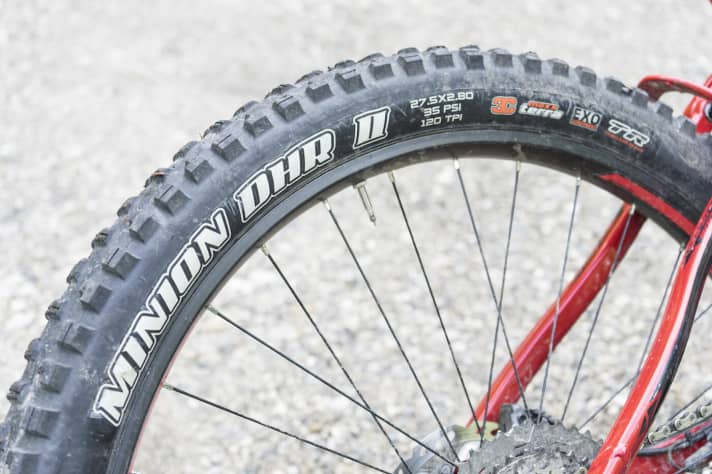   Die 2,8 Zoll breiten Maxxis Minion DHR2-Reifen erzeugen massig Grip.