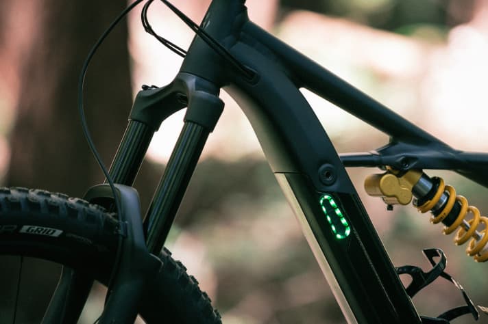   Wie beim Levo wird der Motor seitlich am Unterrohr-Akku eingeschaltet. Die LED-Anzeige dient als Füllstandsanzeige für den Akku.