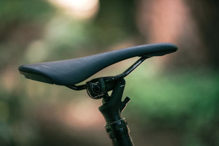   Although the new "Command Post WU" has a stroke of only 125 millimetres, it effectively lowers the saddle by 15 centimetres. How does it do that? When the post is lowered, the saddle is tilted slightly backwards. This is intended to create more space.